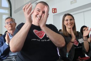 Nuestro presidente del Patronato, Juanma Orbegozo, y nuestra directora, Amaya Sáez, aplauden durante el desayuno.