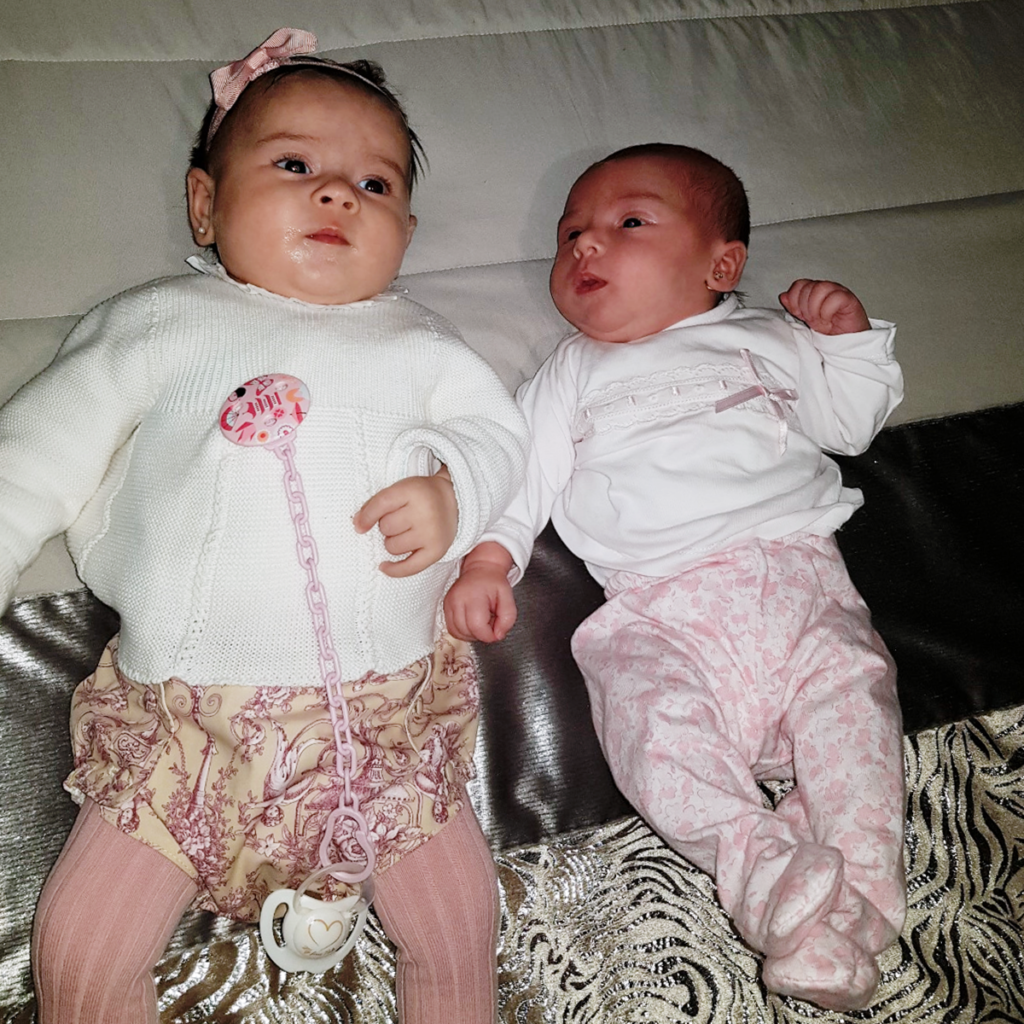 Noa y Ainoa, de bebés. Sus cardiopatías congénitas no se diagnosticaron hasta los 5 años.