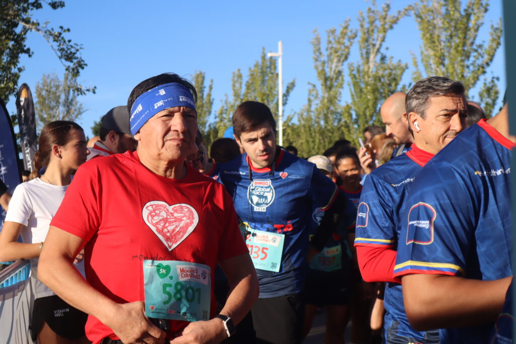 Este corredor fue el primero que pasó por nuestro puesto de productos solidarios, ¡y enseguida estrenó su camiseta de Menudos Corazones!