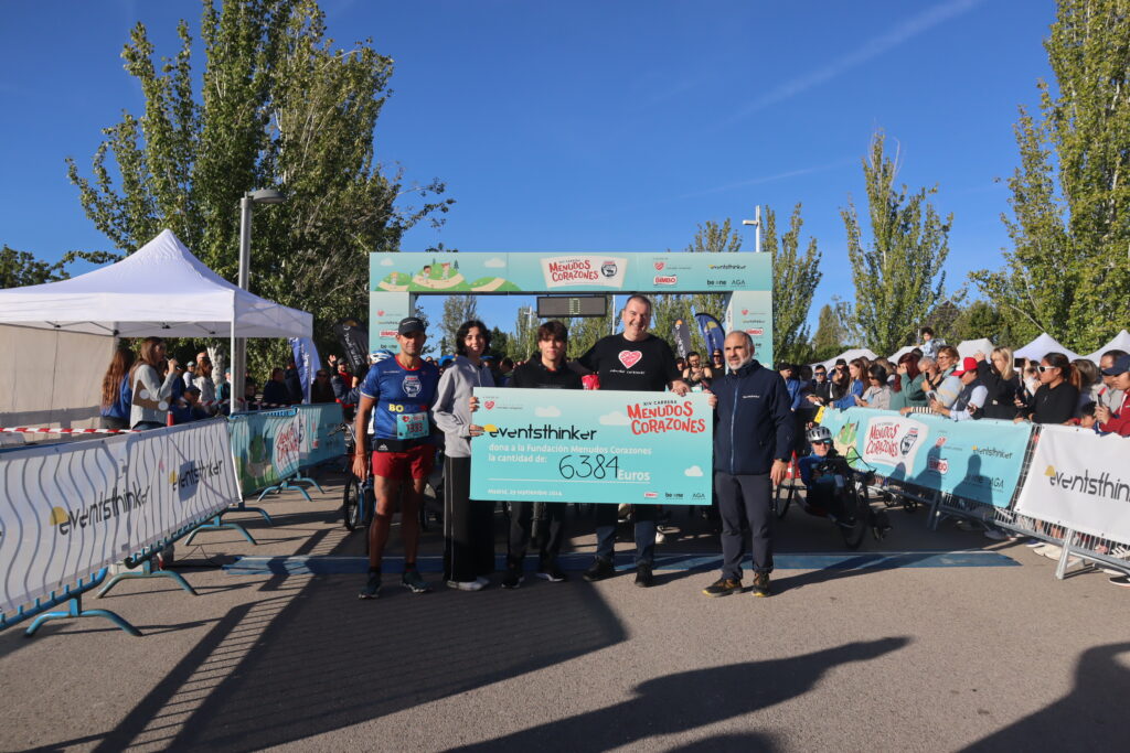 Entrega simbólica del donativo de Eventsthinker a los programas de apoyo de la Fundación. 