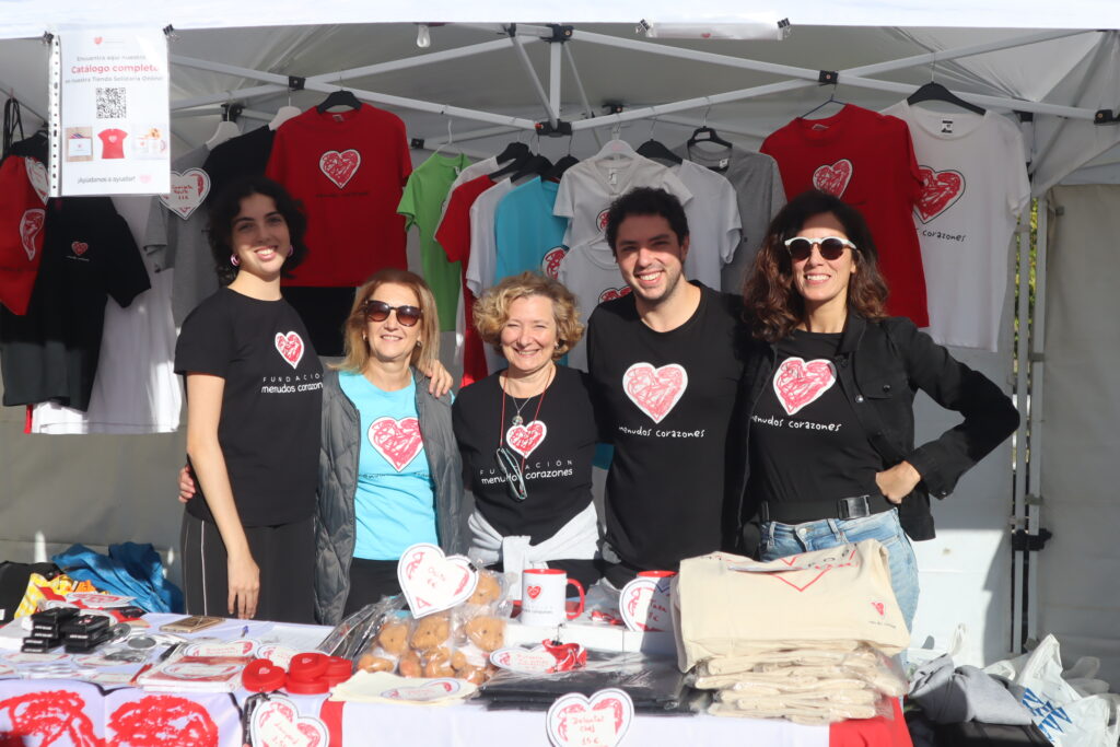 Voluntarias y miembros del equipo de Menudos Corazones, atendiendo el mercadillo solidario